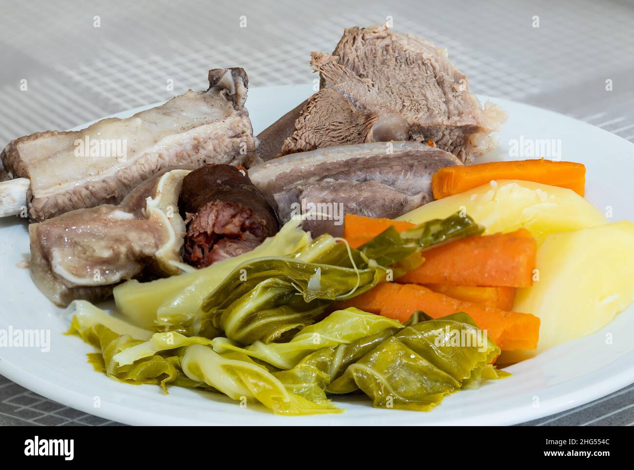 Ragoût portugais maison 'cozido a portuguesa' fait avec du bœuf et de la viande de porc servi avec des pommes de terre et des légumes durs.Cuisine portugaise traditionnelle Banque D'Images