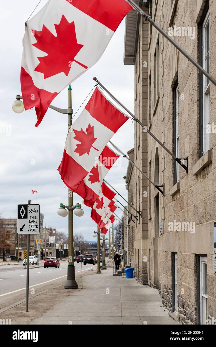 Ottawa, Canada - le 17 décembre 2021 : immeuble avec drapeaux canadiens dans le quartier du centre-ville d'Ottawa.École de la fonction publique du Canada. Banque D'Images