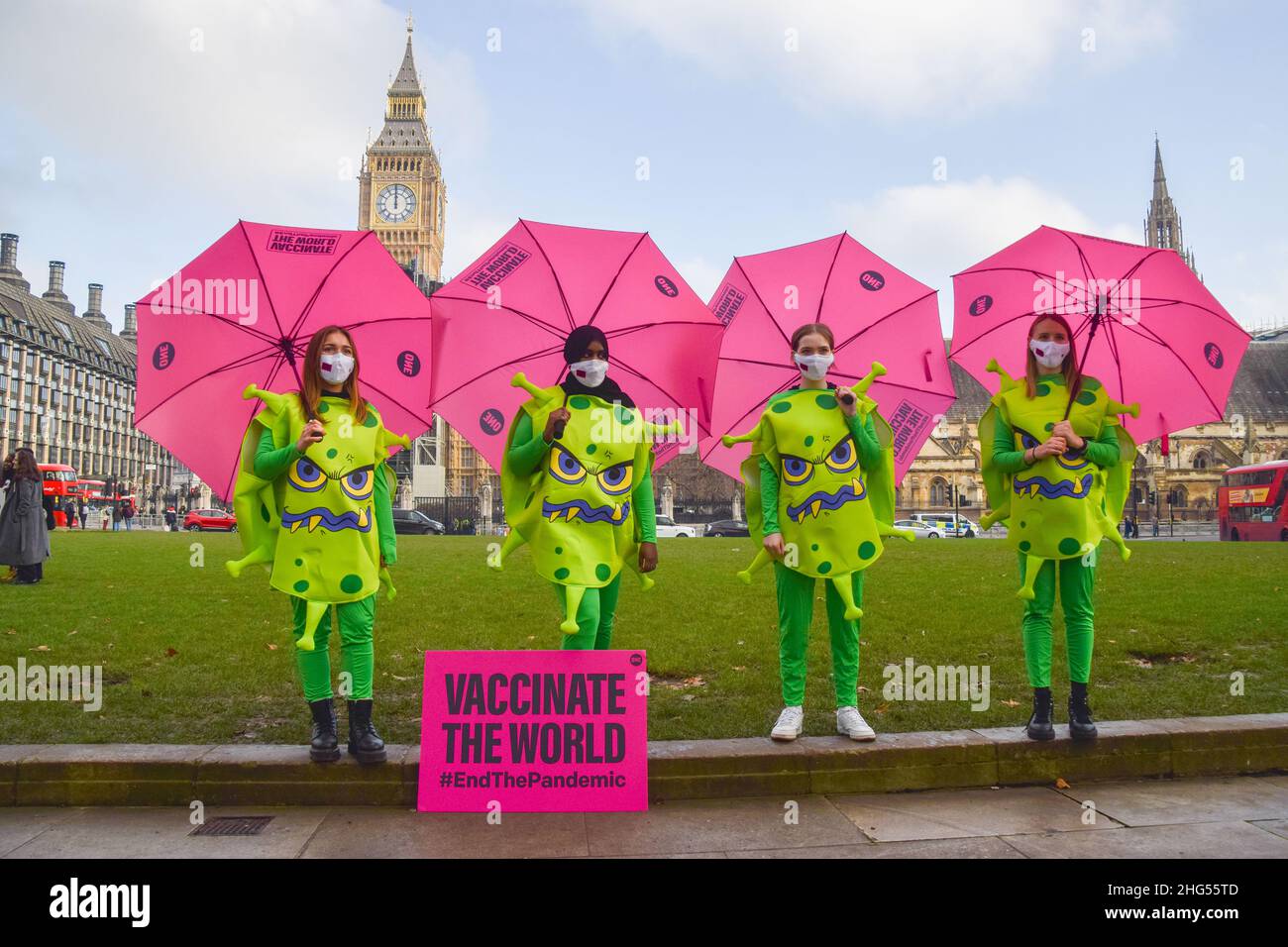 Londres, Royaume-Uni 18th janvier 2022.Des activistes d'UN Royaume-UNI, un mouvement mondial qui travaille à mettre fin à l'extrême pauvreté et aux maladies évitables d'ici 2030, ont organisé une campagne portant le coronavirus et des costumes de médecin sur la place du Parlement, appelant le gouvernement britannique et les dirigeants mondiaux à partager des vaccins, à vacciner le monde et à mettre fin à la pandémie COVID-19.Credit: Vuk Valcic / Alamy Live News Banque D'Images