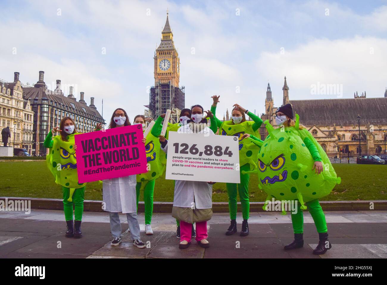 Londres, Royaume-Uni 18th janvier 2022.Des activistes d'UN Royaume-UNI, un mouvement mondial qui travaille à mettre fin à l'extrême pauvreté et aux maladies évitables d'ici 2030, ont organisé une campagne portant le coronavirus et des costumes de médecin sur la place du Parlement, appelant le gouvernement britannique et les dirigeants mondiaux à partager des vaccins, à vacciner le monde et à mettre fin à la pandémie COVID-19.Credit: Vuk Valcic / Alamy Live News Banque D'Images