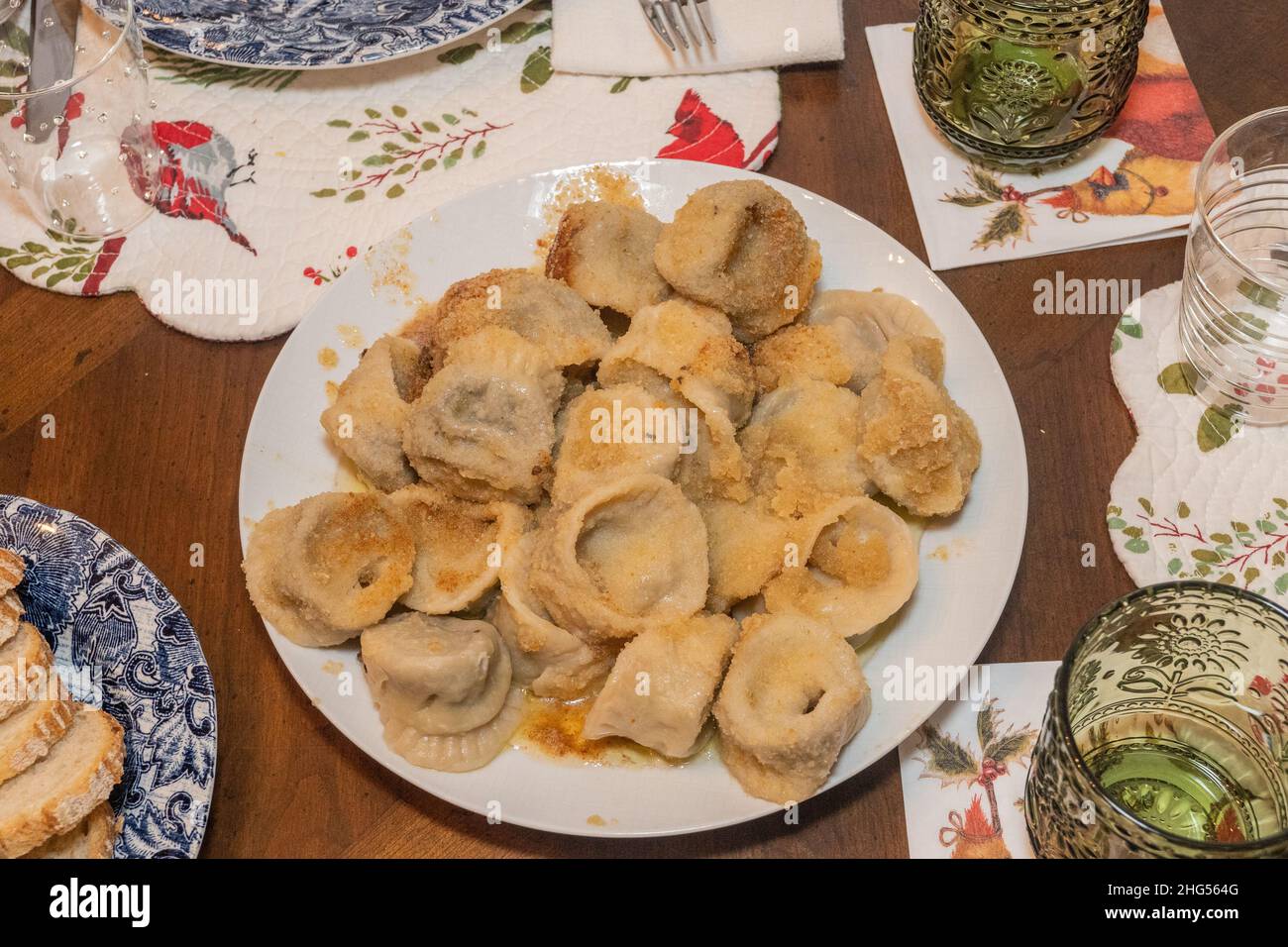 Les Uszka sont de petits boulettes (une très petite version tordue de pierogi) habituellement remplies de champignons forestiers sauvages savoureux et/ou de viande hachée. Banque D'Images