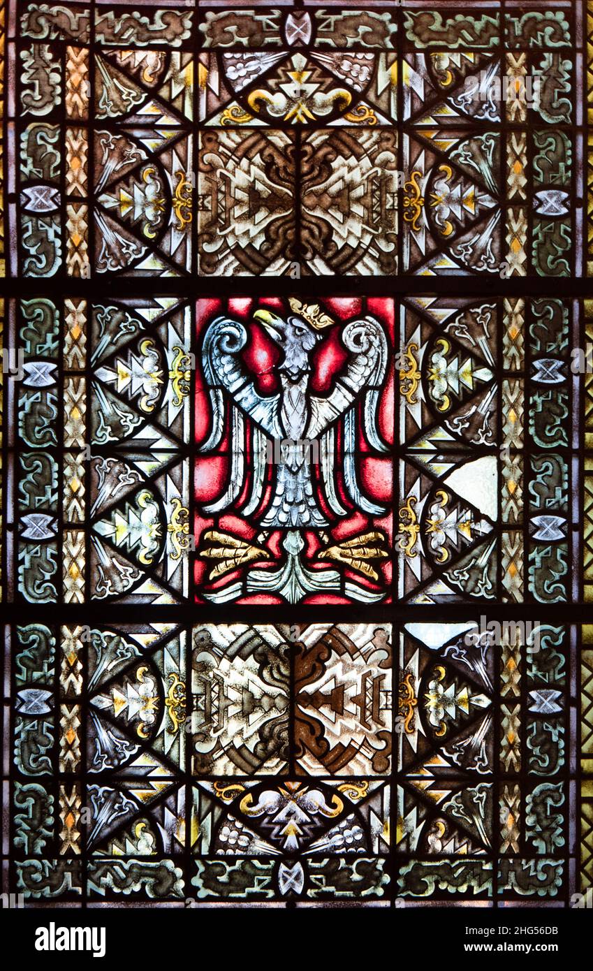 Gniezno, Pologne - ancien emblème national polonais, aigle blanc sur fond rouge. Vitraux dans la cathédrale du coroner. Banque D'Images