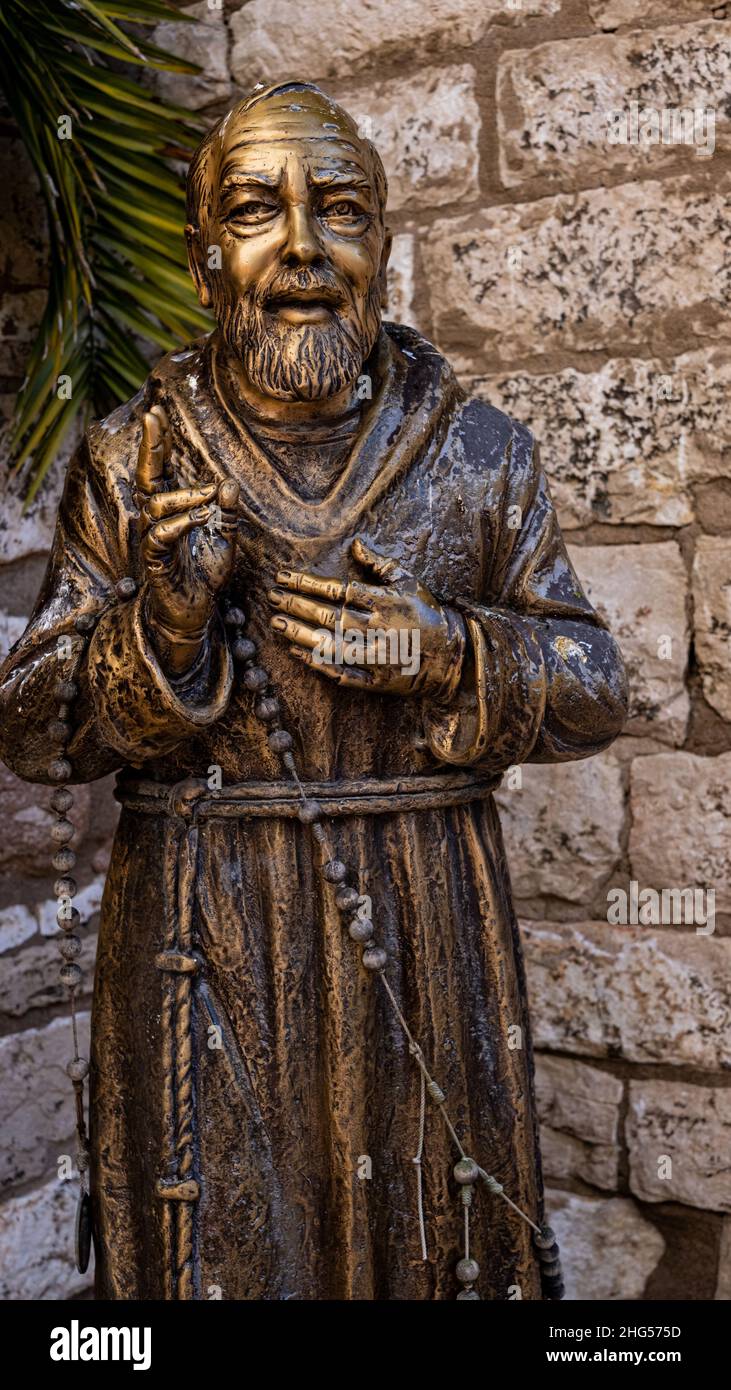 Statue de Padre Pio dans une posture de bénédiction. église et saints Banque D'Images