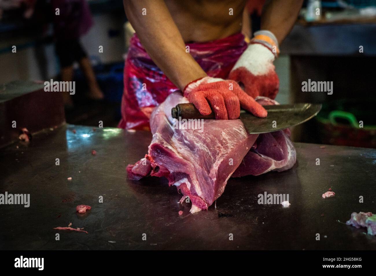 Bangkok, Thaïlande.18th janvier 2022.Un ouvrier beurres la viande de porc avant qu'elle ne soit vendue sur le marché.les travailleurs du marché de gros de Bangkok Noi préparent la viande de porc fraîchement abattue pour la vente le 18 janvier 2022.En raison d'une pénurie d'approvisionnement, de la spéculation sur le marché et d'une épidémie potentielle de peste porcine africaine, le coût du porc en Thaïlande grimpe en flèche, ce qui provoque une flambée du prix des aliments de base.L'inflation rapide a entraîné une augmentation soudaine à l'échelle du pays de tout, de la nourriture de rue aux supermarchés.(Photo par Matt Hunt/SOPA Images/Sipa USA) crédit: SIPA USA/Alay Live News Banque D'Images