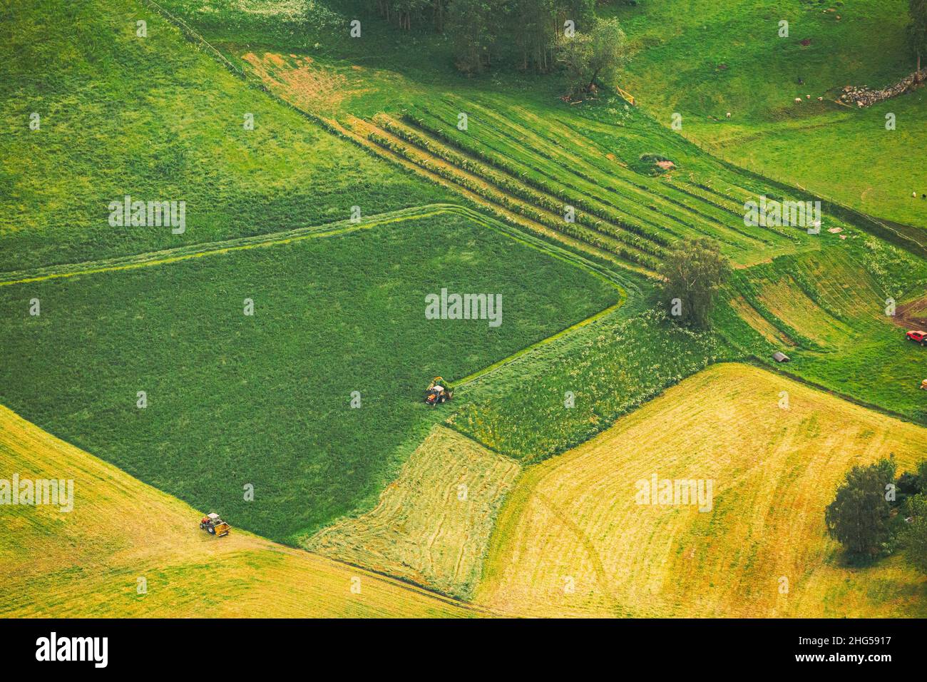 Norvège.Superbe vue aérienne pittoresque d'été des champs norvégiens avec des tracteurs en campagne d'été paysages ruraux Banque D'Images