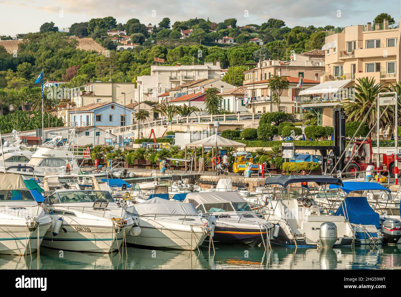 Bateaux à moteur et yachts à voile à la marina de Numara, Marche, Italie Banque D'Images