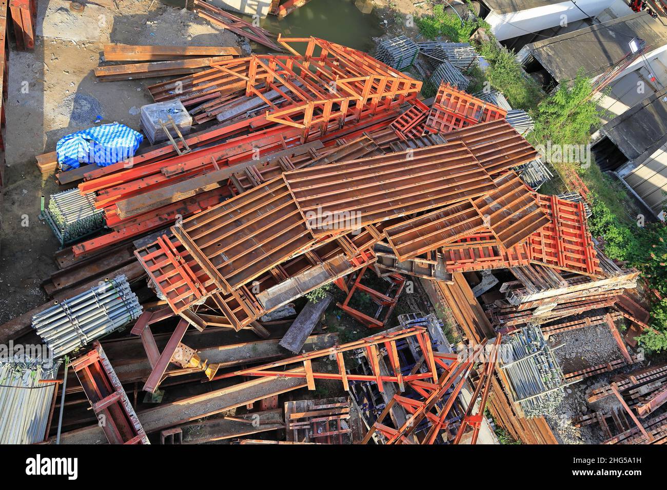 Pile d'équipement de construction, de structure métallique ou de déchets de construction, débris métalliques sur le chantier ou le site de collecte. Banque D'Images