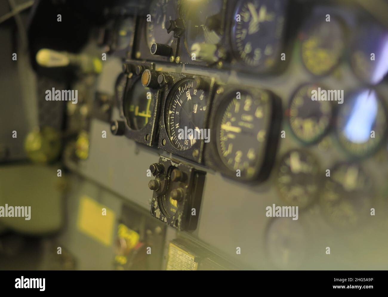 Vieux avions Cockpit instruments, panneau de commande dans le cockpit de l'ancien avion. Banque D'Images
