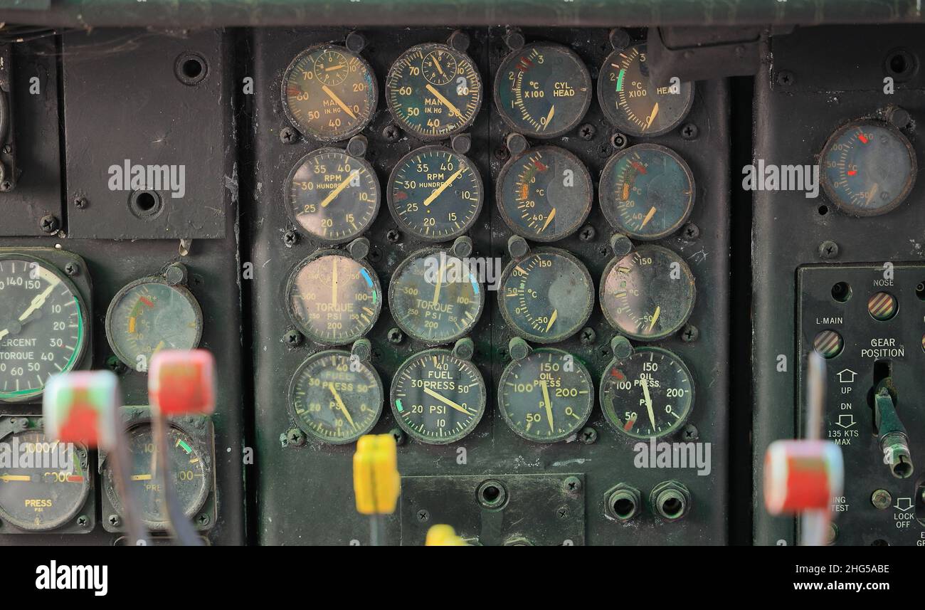Vieux avions Cockpit instruments, panneau de commande dans le cockpit de l'ancien avion. Banque D'Images