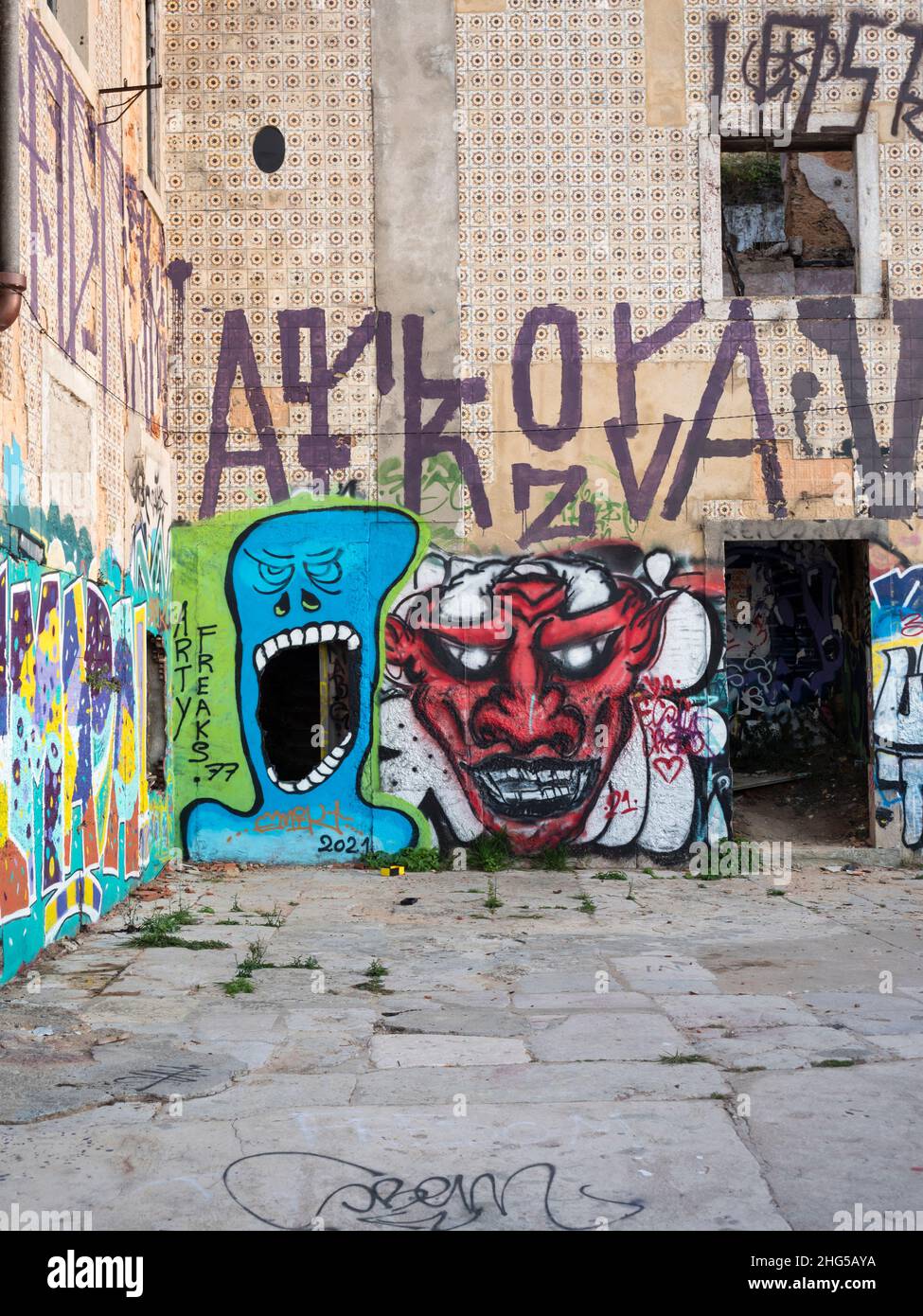 Lisbonne, Portugal - 18 octobre 2021 : graffitis et peintures murales sur des bâtiments abandonnés du quartier Almada de Lisbonne, au bord de l'eau du Tejo Banque D'Images
