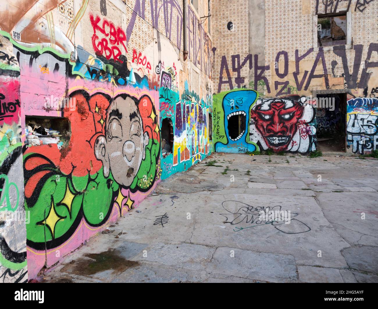Lisbonne, Portugal - 18 octobre 2021 : graffitis et peintures murales sur des bâtiments abandonnés du quartier Almada de Lisbonne, au bord de l'eau du Tejo Banque D'Images