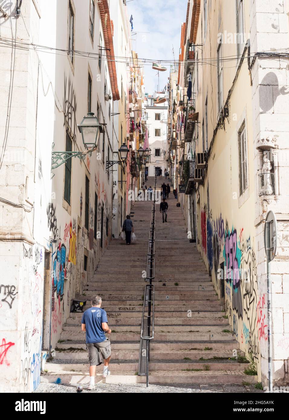 Lisbonne, Portugal - 21 octobre 2021 : escaliers dans une rue escarpée qui relie le Bairro Alto de Lisbonne au quartier du Chiado. Banque D'Images