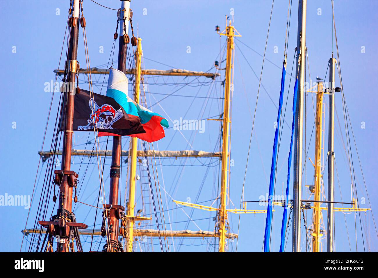 Vue sur les mâts des voiliers avec les drapeaux des pirates et des bulgares dans le port de Varna, sur la côte de la mer Noire de Bulgarie Banque D'Images