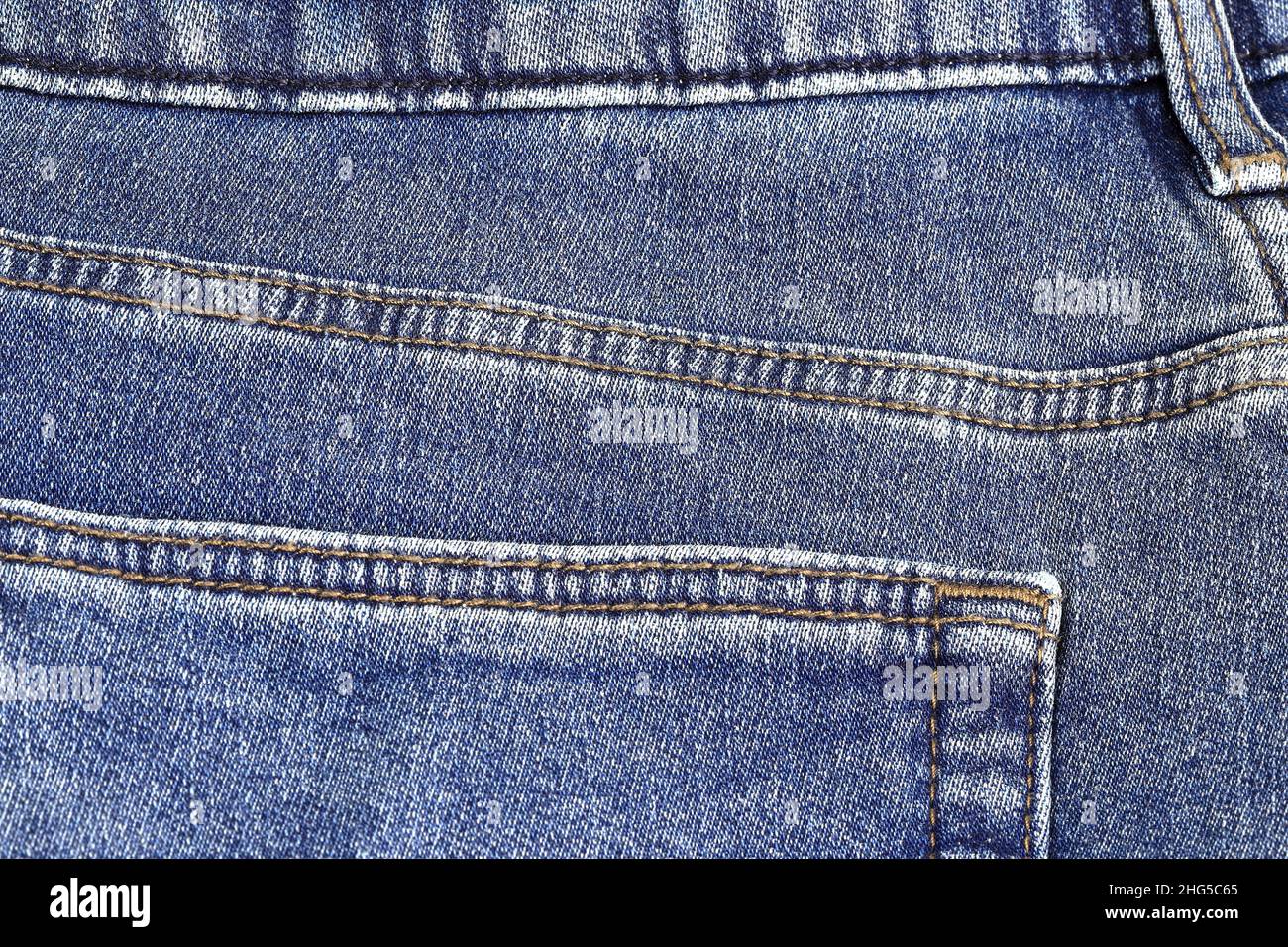 Détail de la poche arrière des jeans en denim, fond bleu texturé de Jean vintage. Banque D'Images