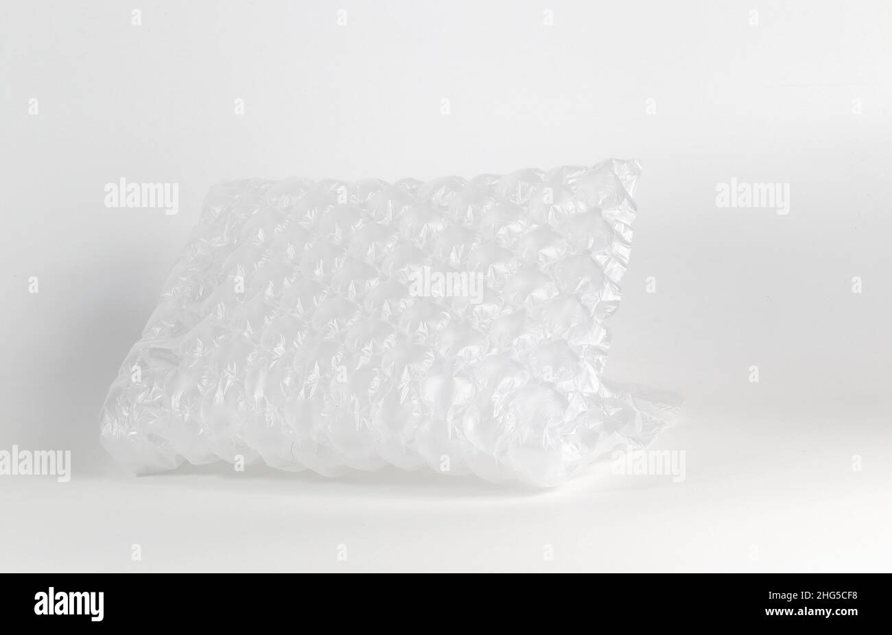 Conditionnement d'air en plastique translucide, conditionnement en plastique translucide avec coussin d'air.Sac gonflable isolé sur fond blanc. Banque D'Images