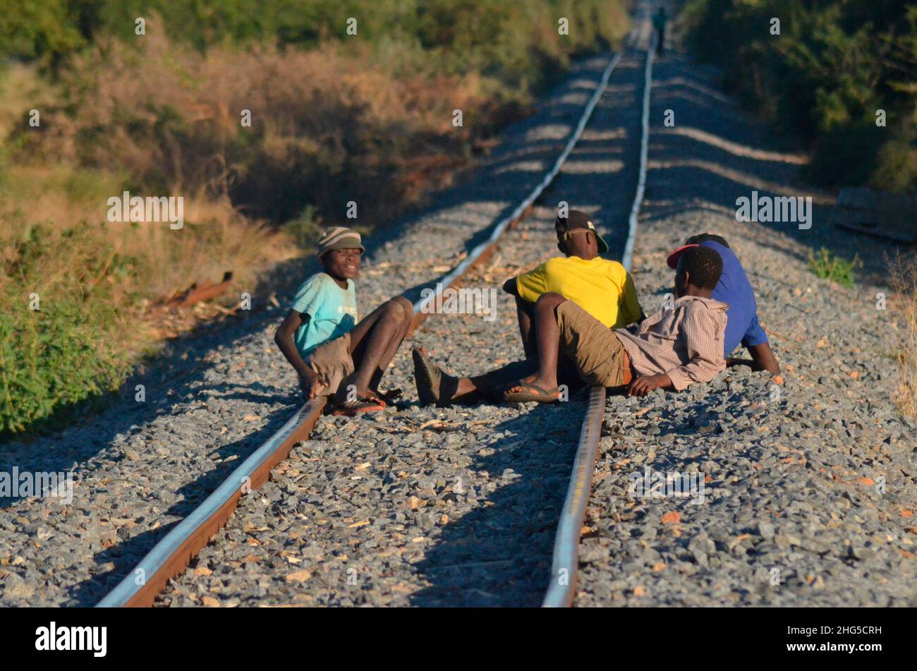 Les garçons d'école jouent sur les voies ferrées de Chiredzi.Le système ferroviaire du pays s'est effondré au fil des ans.Zimbabwe. Banque D'Images