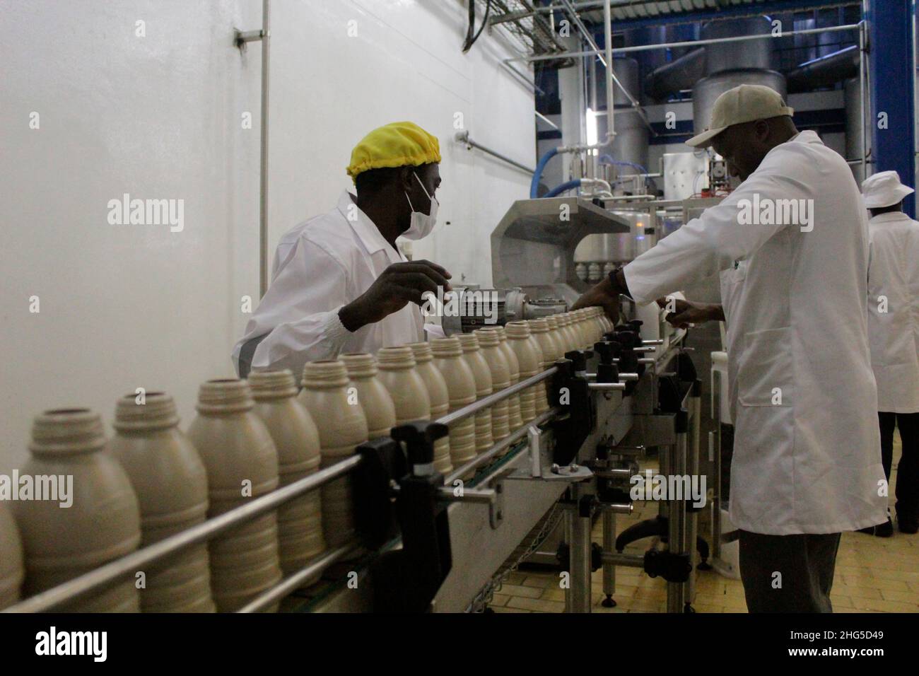 Des travailleurs sont vus dans une usine de fabrication de boissons opaques, Harare, Zimbabwe. Banque D'Images