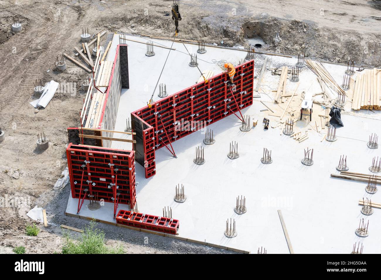 Gros plan de fondation de maison en blocs de coffrage en béton remplis de  mortier et de barres de renfort Photo Stock - Alamy