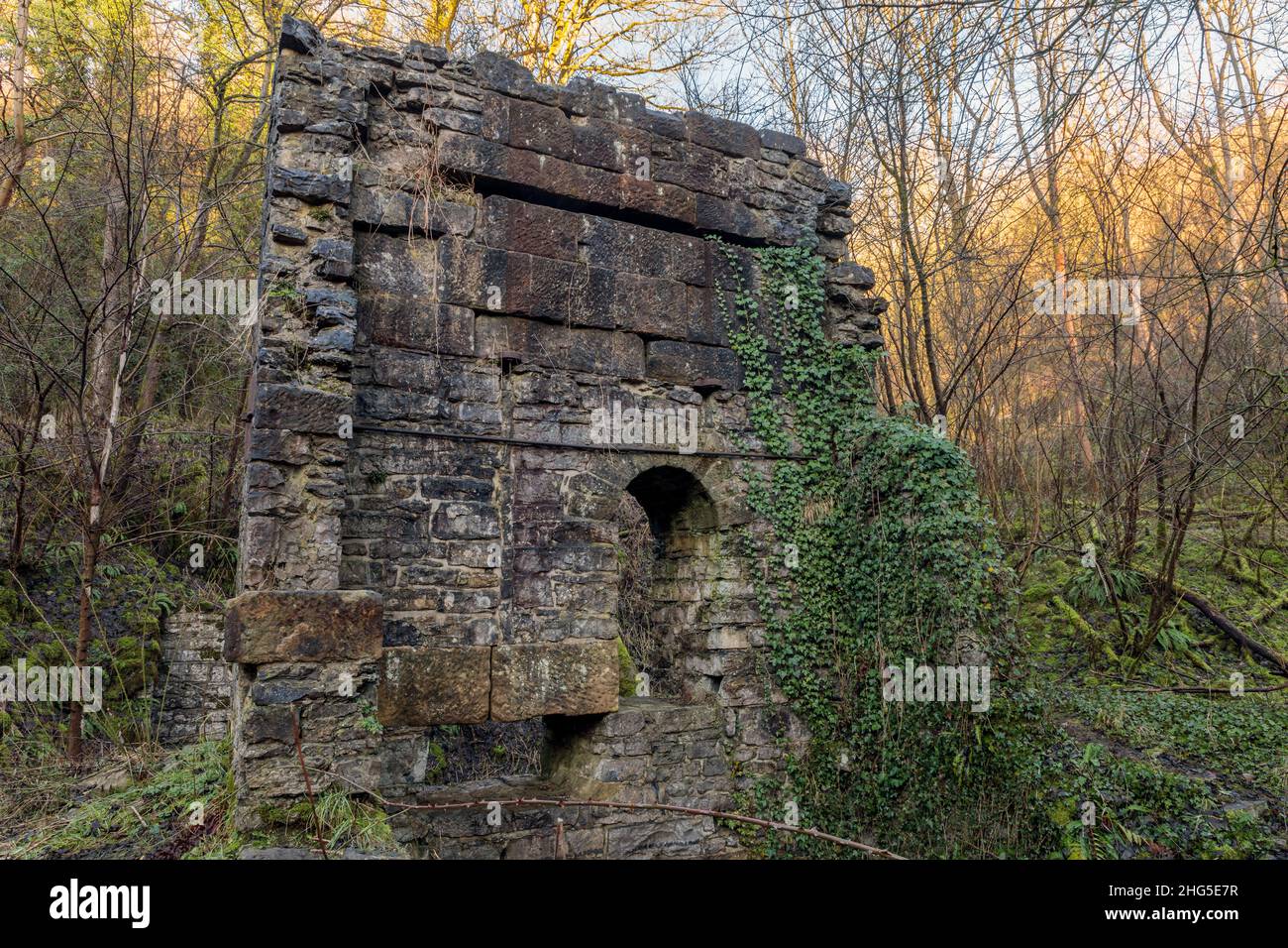 Vestiges d'une maison de moteur de 18th siècle à la mine de plomb Mandale, Lathkill Dale, parc national de Peak District, Derbyshire, Angleterre Banque D'Images