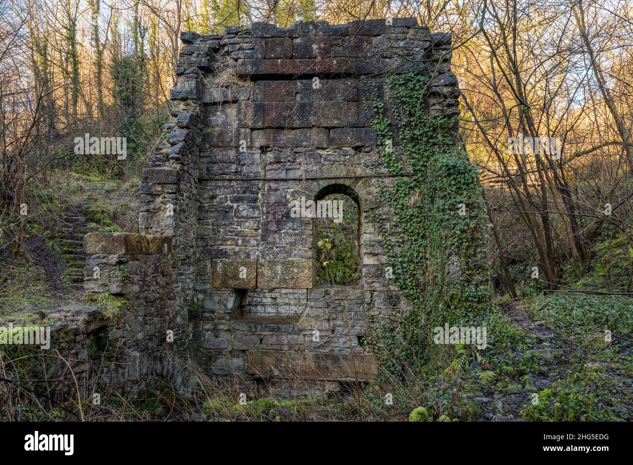 Vestiges d'une maison de moteur de 18th siècle à la mine de plomb Mandale, Lathkill Dale, parc national de Peak District, Derbyshire, Angleterre Banque D'Images