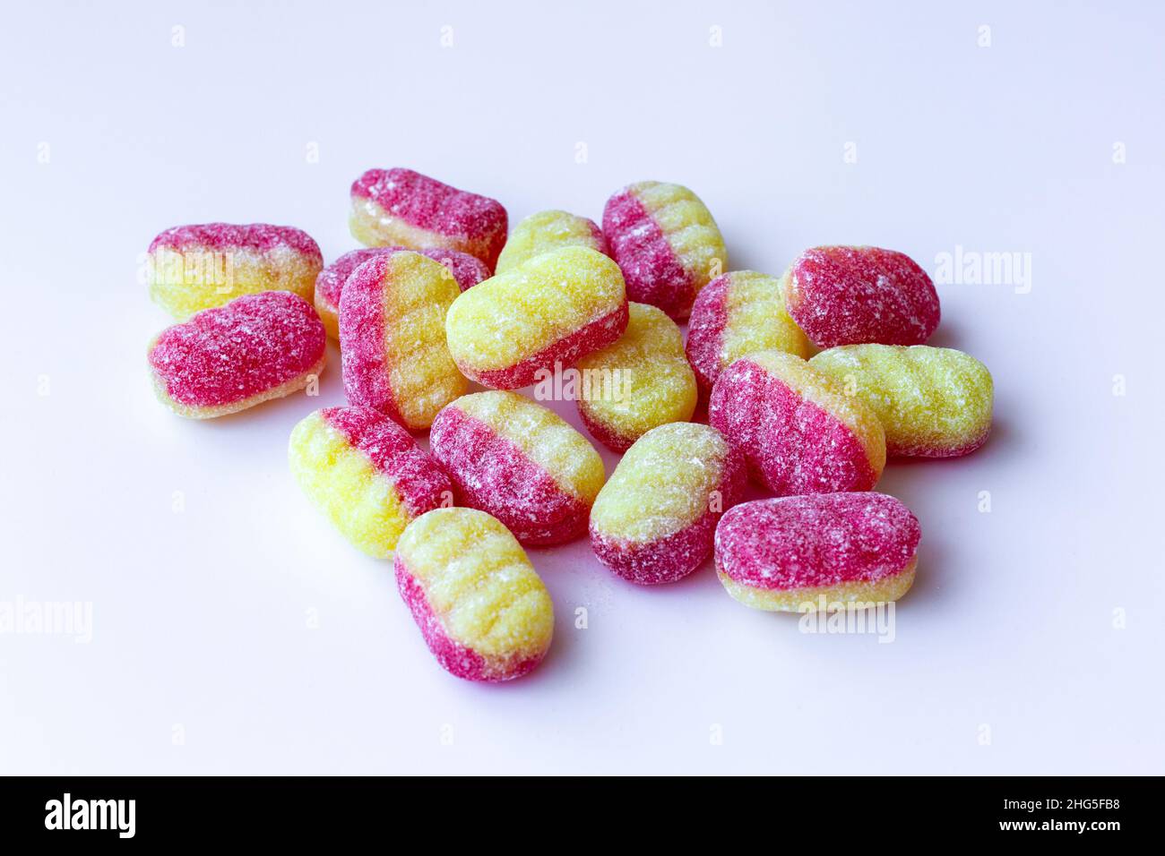 Bonbons durs à la rhubarbe et à la crème anglaise Photo Stock - Alamy