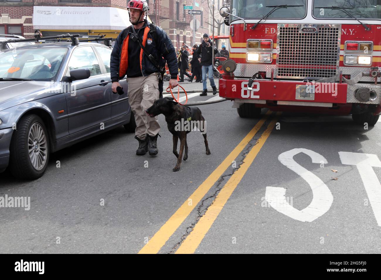 Les pompiers combattent un incendie de 5 alarmes dans le Bronx, New York,  NY, États-Unis Photo Stock - Alamy