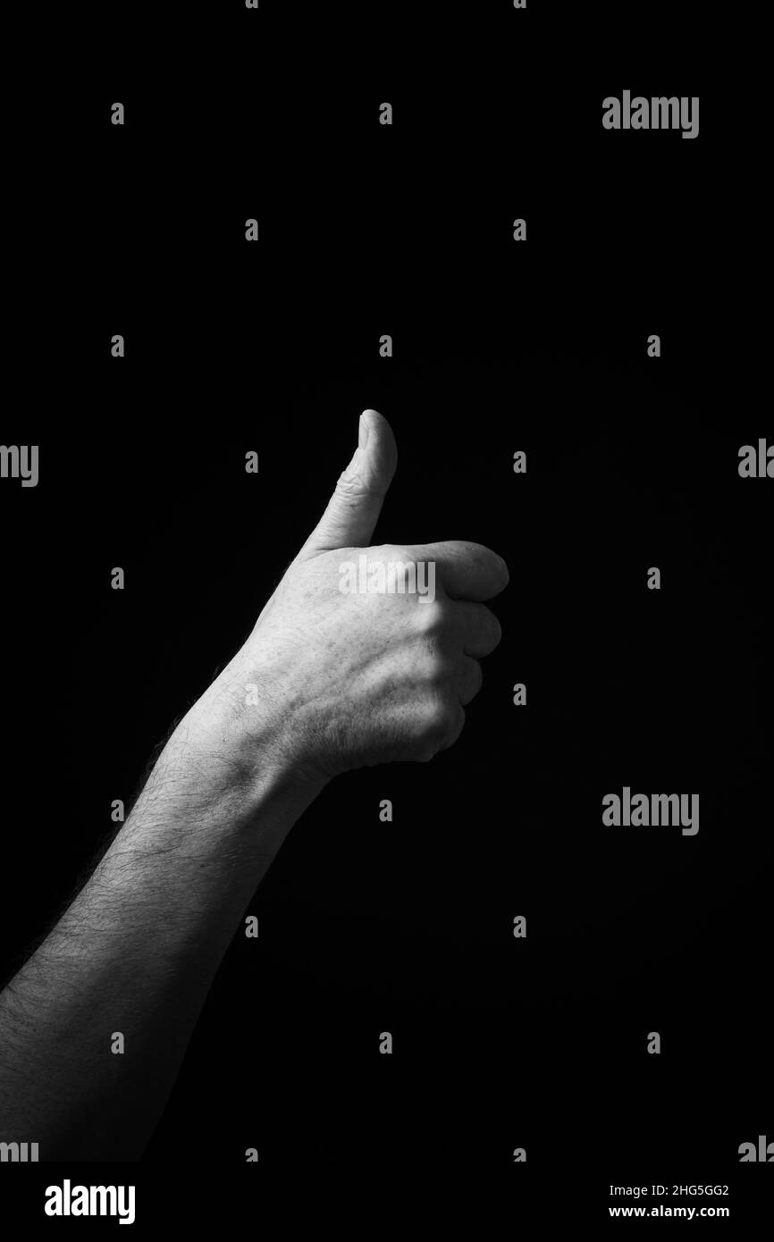 Image B+W dramatique de la main mâle dactylographiée CSL chinois langue des signes lettre A isolé contre fond sombre Banque D'Images Image B+W dramatique de la main mâle dactylographiée CSL chinois langue des signes lettre A isolé contre fond sombre Banque D'Images