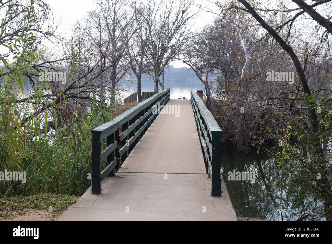 Promenade matinale le long du lac Lady Bird Austin TX le pont piétonnier vous accueille et vous invite à explorer le paysage en face de vous. Banque D'Images