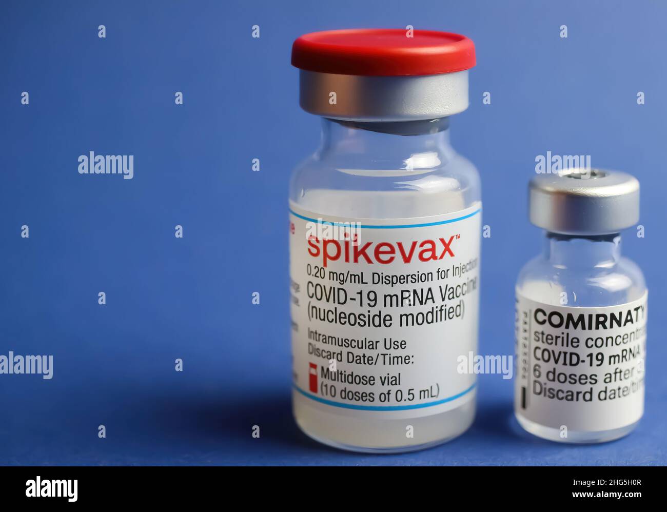 Viersen, Allemagne - janvier 9.2022: Gros plan de deux flacons de sérum de vaccination d'ARNm isolés (Moderna Spikevix et Biontech Pfizer Comirnaty), dos bleu Banque D'Images