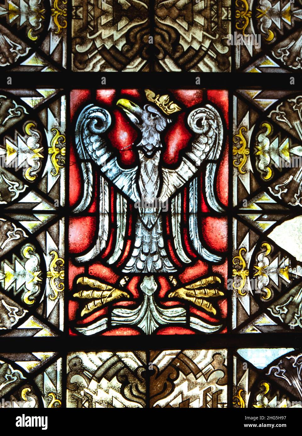 Gniezno, Pologne - ancien emblème national polonais, aigle blanc sur fond rouge. Vitraux dans la cathédrale du coroner. Banque D'Images