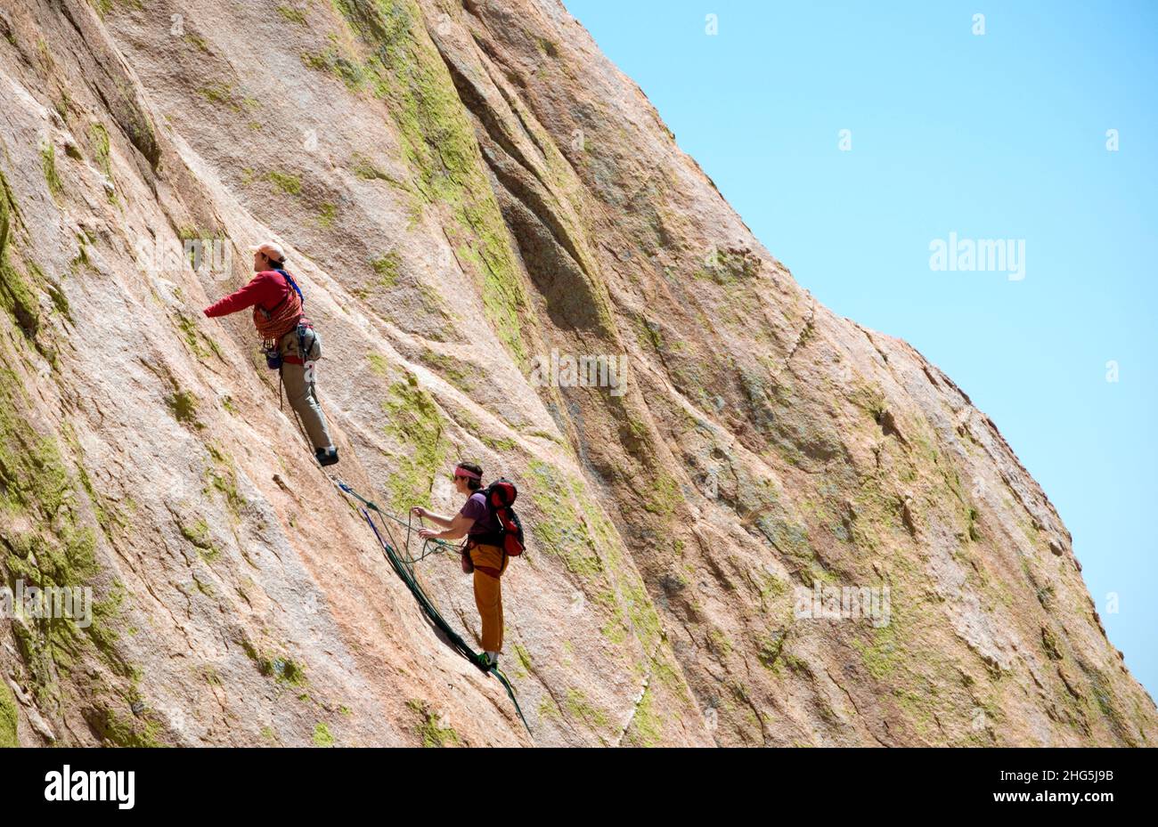 Grimpeurs grimpeurs qui escalades « Sheeps Head » dans les montagnes du Dragoon.Sud de l'Arizona Banque D'Images