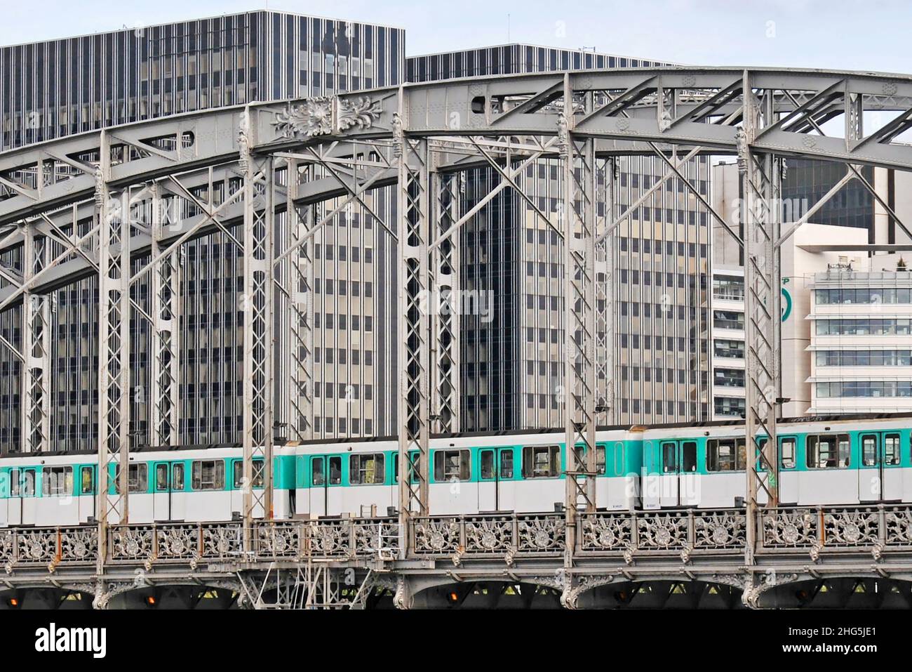 métro sur le pont de fer, Paris, France Banque D'Images