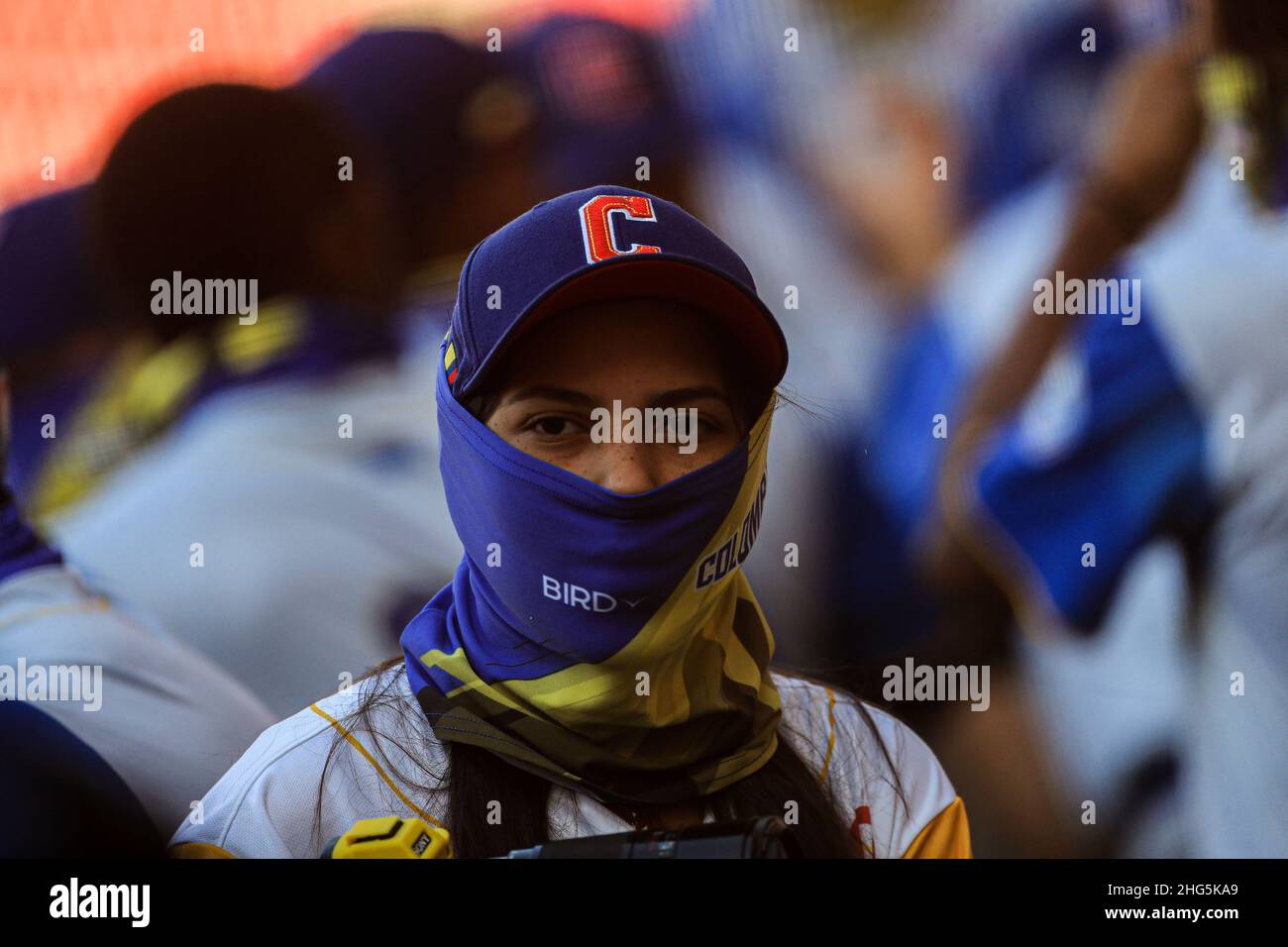 MAZATLAN, MEXIQUE - FÉVRIER 03 : photographe de sport féminin du Mujer fotografa de deportes de los de Los Caimanes de Barranquilla , pendant le match entre la Colombie et Porto Rico dans le cadre de la série del Caribe 2021 au stade Teodoro Mariscal le 3 février 2021 à Mazatlan, au Mexique.(Photo par Luis Gutierrez/Norte photo) Banque D'Images