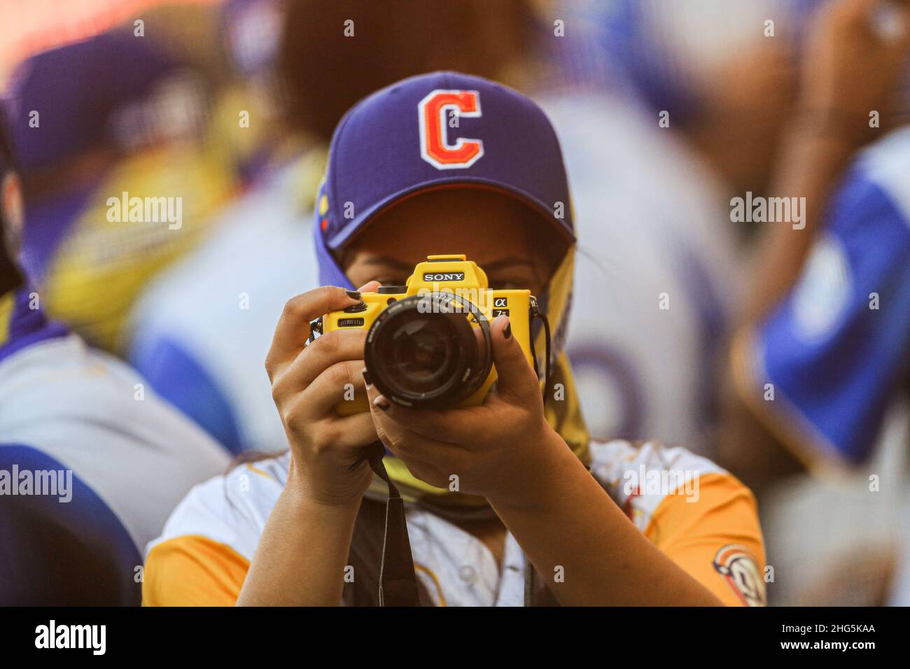 MAZATLAN, MEXIQUE - FÉVRIER 03 :Femme photographe de sport du ,Mujer fotografa de deportes de los de Los Caimanes de Barranquilla , appareil photo Sony, appareil photo jaune, pendant le match entre la Colombie et Puerto Rico dans le cadre de la Serie del Caribe 2021 au stade Teodoro Mariscal le 3 février 2021 à Mazatlan, Mexique.(Photo par Luis Gutierrez/Norte photo) Banque D'Images