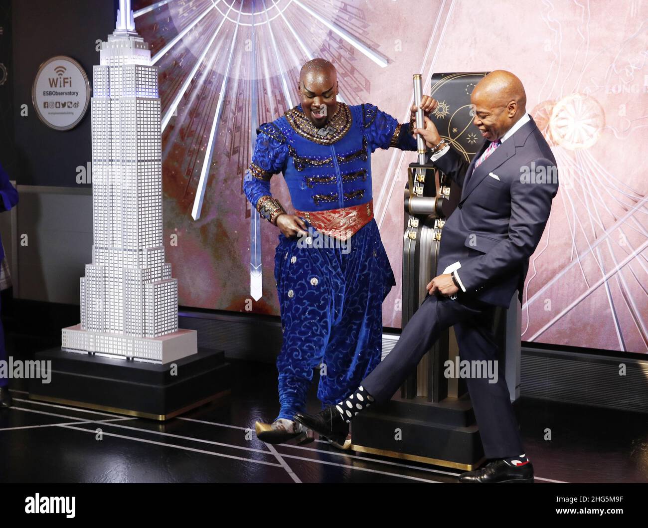 New York, États-Unis.18th janvier 2022.Un membre original du Broadway Show Aladdin Michael James Scott et le maire de New York Eric Adams visitent l'Empire State Building pour promouvoir la sortie d'hiver à New York, y compris des programmes exclusifs NYC Restaurant week, NYC Broadway week,New York must-See week et New York Hotel week lorsqu'il visite le haut de l'Empire State Building le mardi 18 janvier 2022 à New York.Photo de John Angelillo/UPI crédit: UPI/Alay Live News Banque D'Images