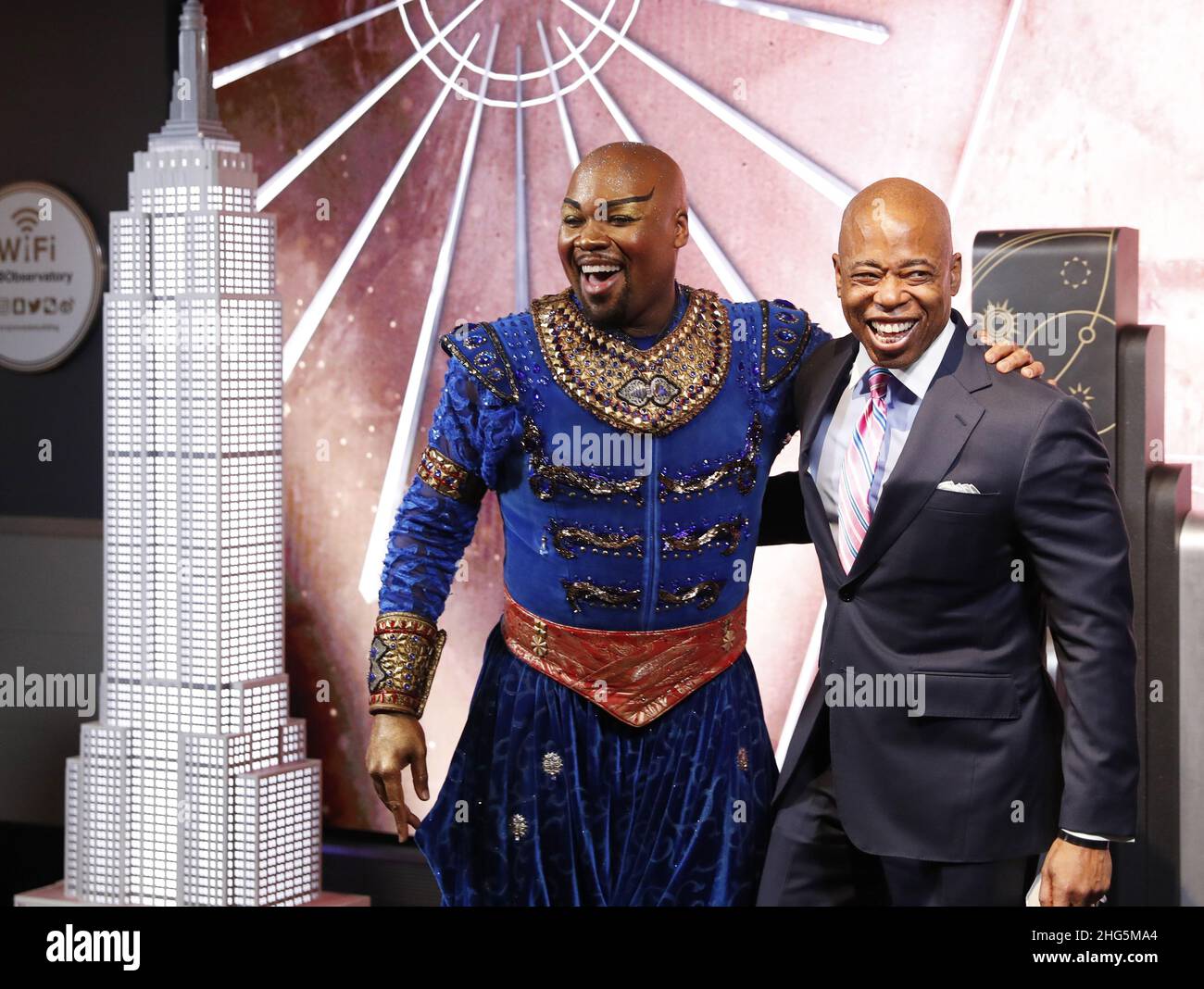 New York, États-Unis.18th janvier 2022.Un membre original du Broadway Show Aladdin Michael James Scott et le maire de New York Eric Adams visitent l'Empire State Building pour promouvoir la sortie d'hiver à New York, y compris des programmes exclusifs NYC Restaurant week, NYC Broadway week,New York must-See week et New York Hotel week lorsqu'il visite le haut de l'Empire State Building le mardi 18 janvier 2022 à New York.Photo de John Angelillo/UPI crédit: UPI/Alay Live News Banque D'Images