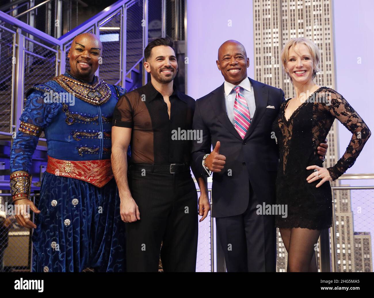 New York, États-Unis.18th janvier 2022.Un membre original du Broadway Show Aladdin Michael James Scott et le maire de New York Eric Adams visitent l'Empire State Building le mardi 18 janvier 2022 à New York.Photo de John Angelillo/UPI crédit: UPI/Alay Live News Banque D'Images