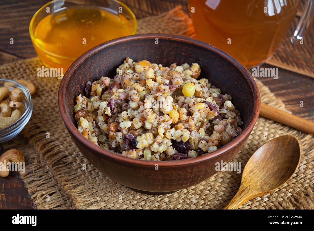 Bol avec cuisine de Noël traditionnelle ukrainienne.Kutia est un plat de vacances traditionnel slave Banque D'Images