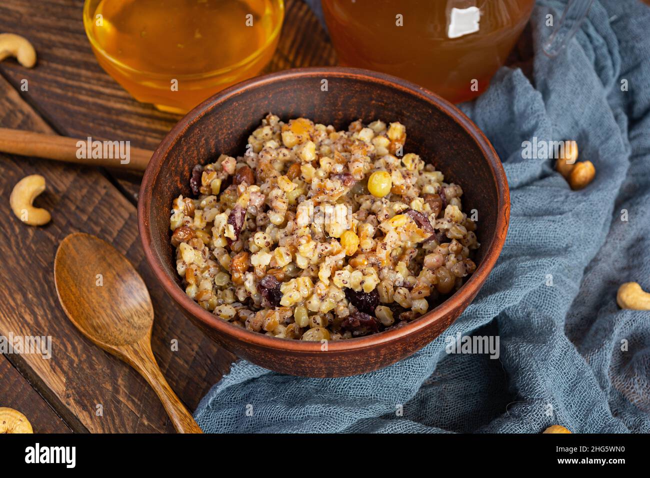 Bol avec cuisine de Noël traditionnelle ukrainienne.Kutia est un plat de vacances traditionnel slave Banque D'Images