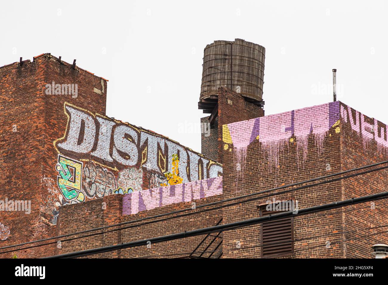 The Bronx, New York City, New York, États-Unis.2 novembre 2021.Graffiti et un ancien réservoir d'eau sur un bâtiment dans le Bronx. Banque D'Images