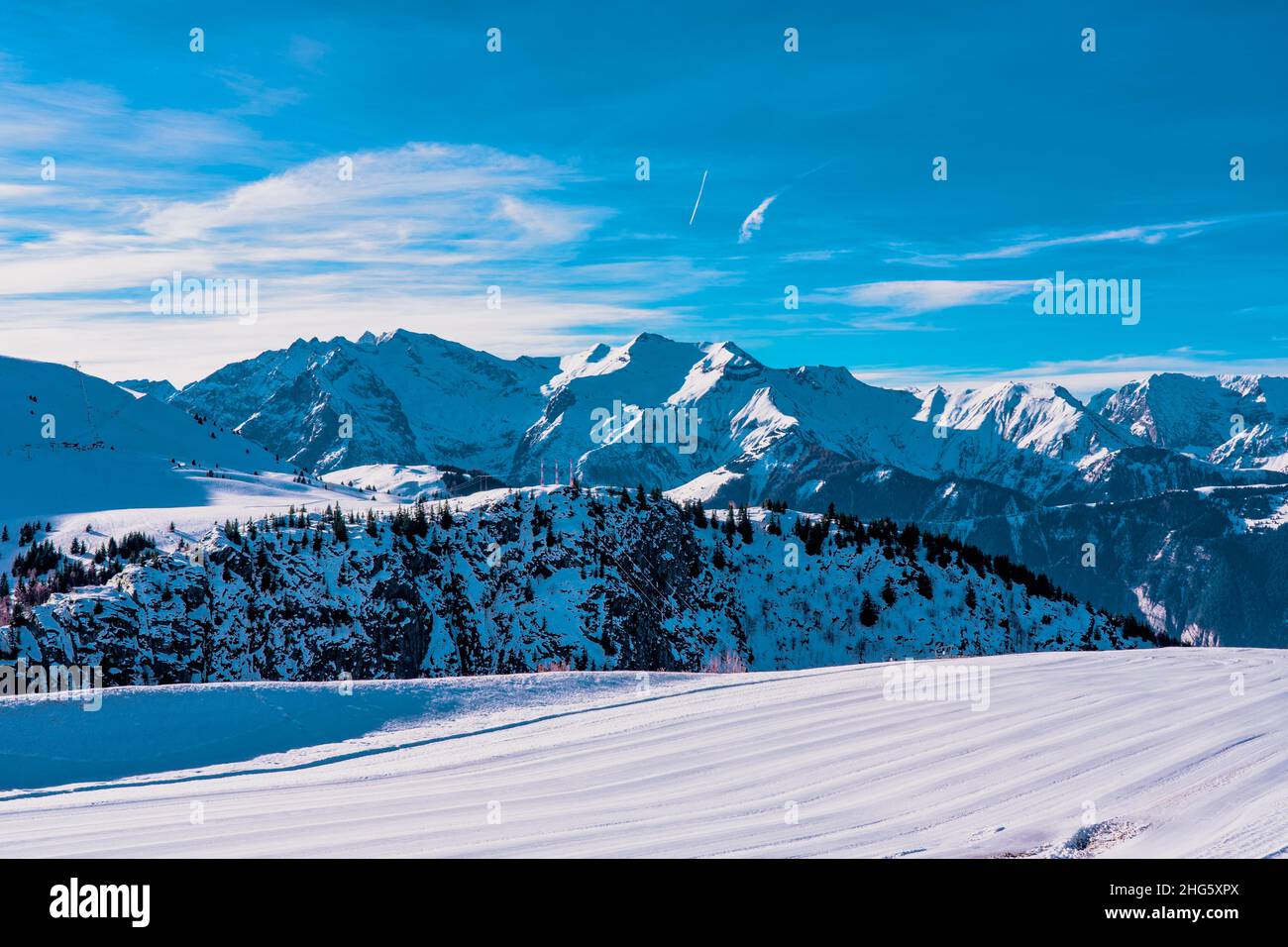 Alpe d'Huez, France - 30.12.2021: Station d'hiver de montagne alpine avec vue panoramique sur la petite piste d'aéroport.Photo de haute qualité Banque D'Images