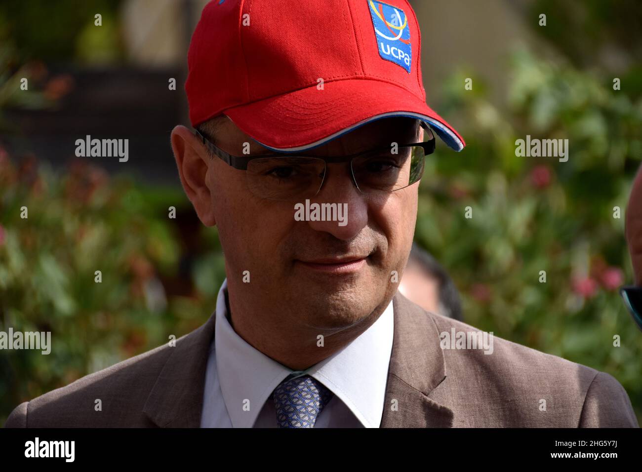 Marseille, France.1st août 2017.Le ministre français de l'éducation, Jean-Michel Blanquer à capuchon rouge, est vu lors de sa visite au Centre sportif de plein Air (UCPA) à Marseille. Le ministre national de l'éducation, Jean-Michel Blanquer, n'est actuellement accusé de revenir de son séjour à Ibiza que le 2 janvier 2022,la veille du début de l'année scolaire et malgré la situation sanitaire préoccupante.Le ministre a donc annoncé à partir des îles Baléares le protocole applicable aux écoles le lendemain.(Image de crédit : © Gerard Bottino/SOPA Images via ZUMA Press Wire) Banque D'Images