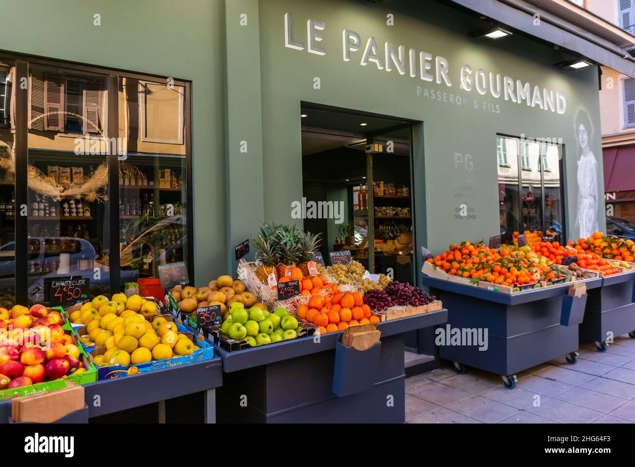 Nice, France, petite entreprise française, magasins dans le centre de la  vieille ville, fruits et légumes, épicerie verte « le Panier Gourmand »  Photo Stock - Alamy