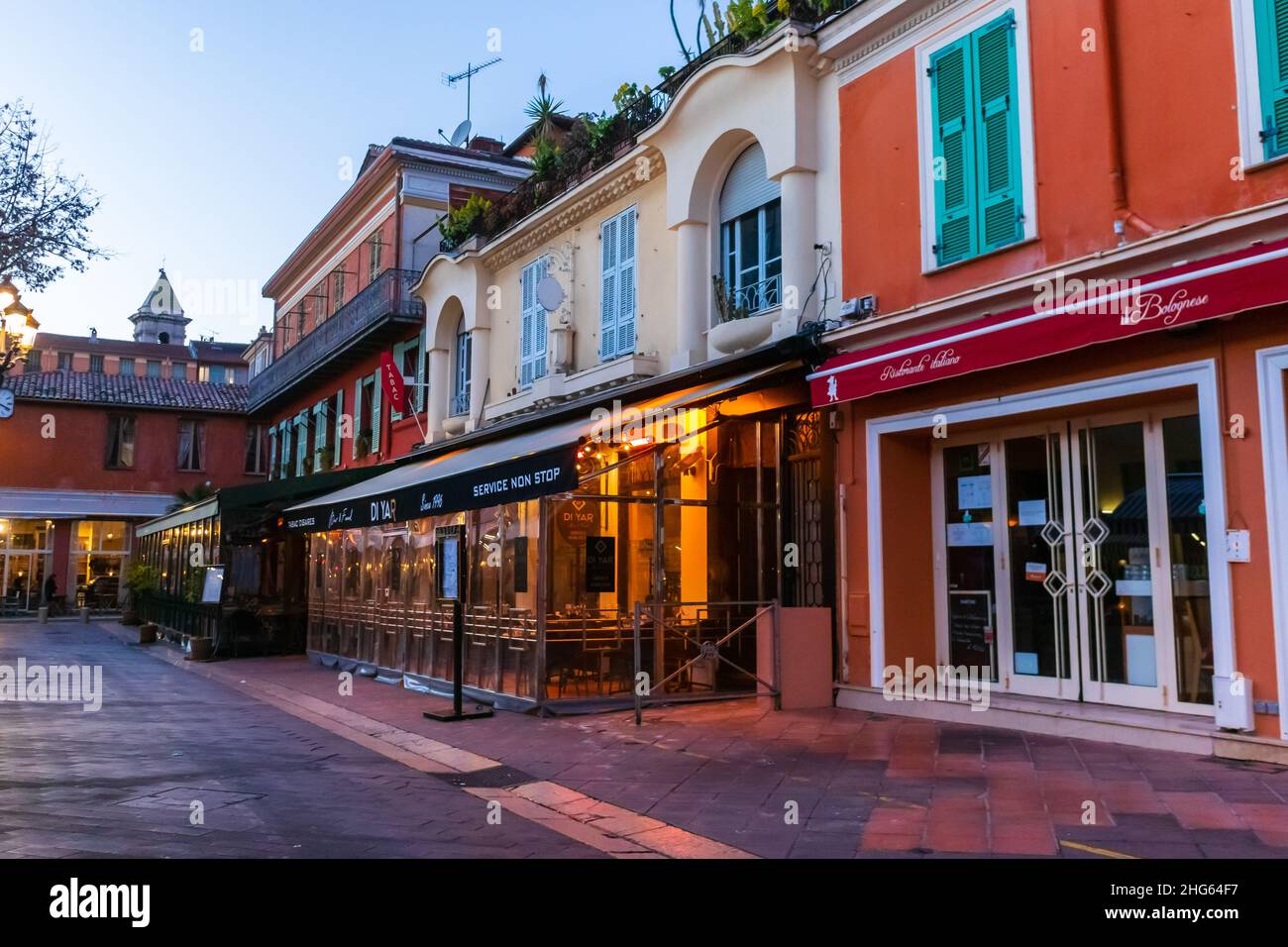 Nice, France, petite entreprise française, façades de magasins dans le vieux centre-ville, scène de rue, vue grand angle, bâtiments, Nice vieille ville, lumière du soir Banque D'Images