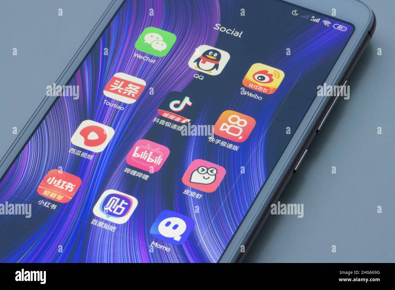 Diverses applications chinoises de médias sociaux sont visibles sur un smartphone Xiaomi - WeChat, QQ, Weibo, Toutiao, Douyin,Kuaishou, Xigua Video, Bilibili, PipiXia, Rouge... Banque D'Images