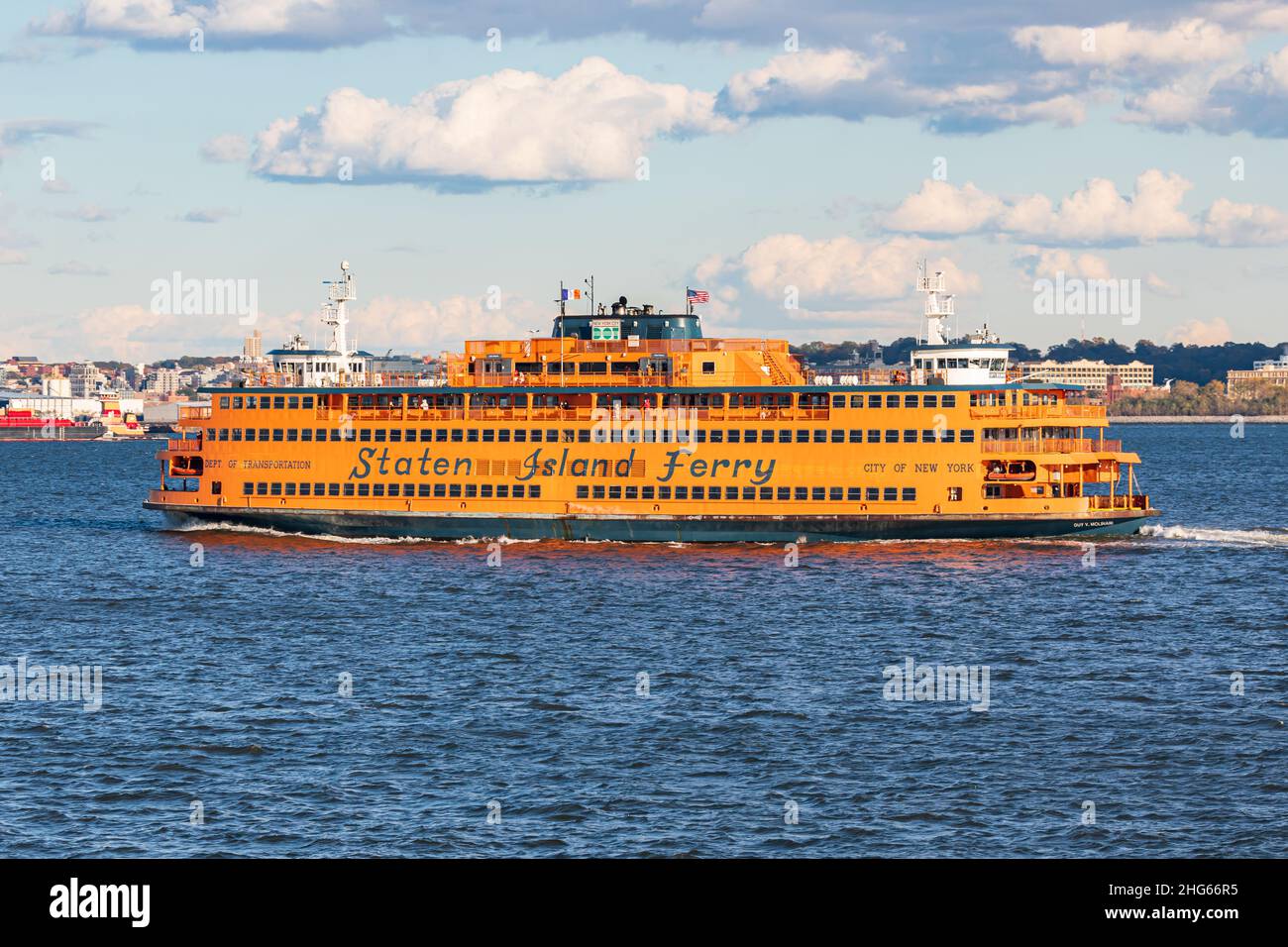 Port de New York, New York, New York, États-Unis.Staten Island Ferry dans le port de New York. Banque D'Images