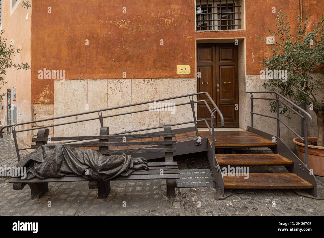 Sant'Egidio est une église couvent de Trastevere, Rome.Sant'Egidio est le patron des ermites.La sculpture est 'sans-abri Jésus' par T. Schmalz Banque D'Images