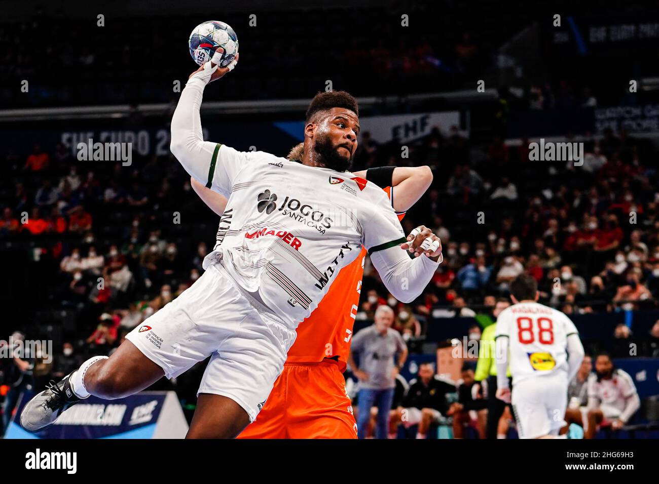 BUDAPEST, HONGRIE - JANVIER 18 : Victor Manuel Iturizza Alvarez du Portugal lors du match des hommes EHF Euro 2022 du Groupe B entre les pays-Bas et le Portugal au MVM Dome le 18 janvier 2022 à Budapest, Hongrie (photo de Henk Seppen/Orange Pictures) Banque D'Images