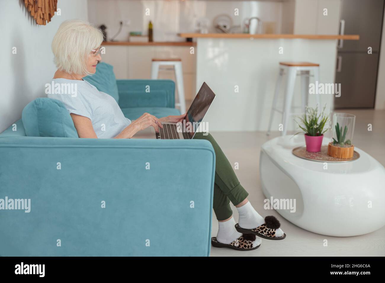 Femme à la retraite caucasienne travaillant à l'intérieur d'un ordinateur portable Banque D'Images