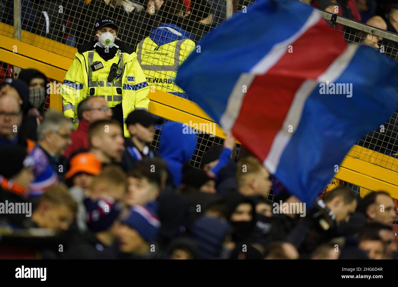 Un policier surveille les fans des Rangers lors du match cinch Premiership au Pittodrie Stadium, à Aberdeen.Date de la photo: Mardi 18 janvier 2022. Banque D'Images